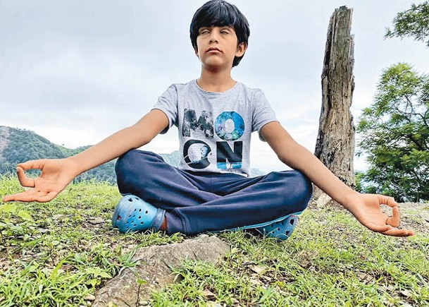 全球最年輕瑜伽導師  9歲印度童創世績