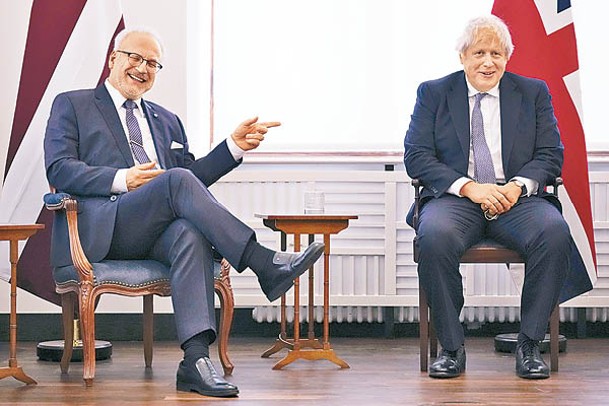 拉脫維亞總統萊維茨（左）與英國首相約翰遜（右）討論歐洲局勢。