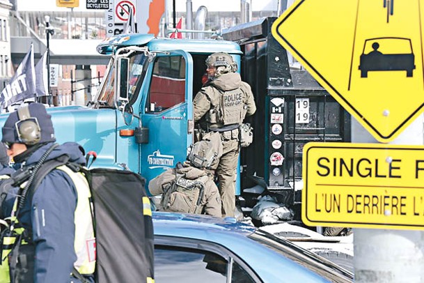 渥太華警方登上貨車拉人。