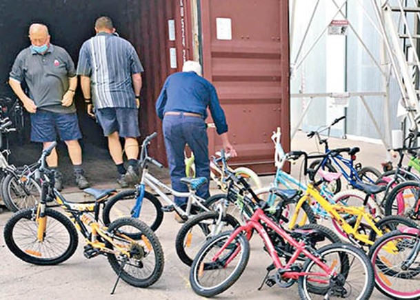 澳洲慈善機構慶祝百周年  捐單車予薩摩亞女童