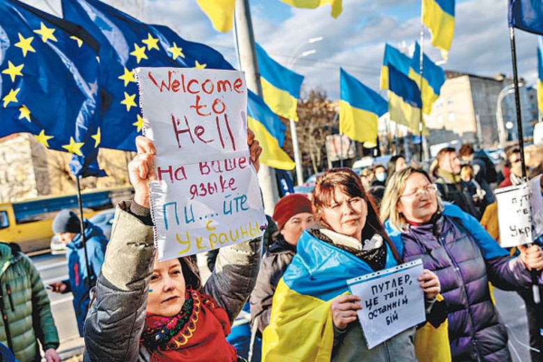 烏克蘭首都基輔有示威者在俄羅斯大使館外聚集，抗議莫斯科承認烏東分離地區獨立。（Getty Images圖片）