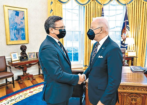 拜登（右）在白宮與烏克蘭外長庫萊巴（左）會面。