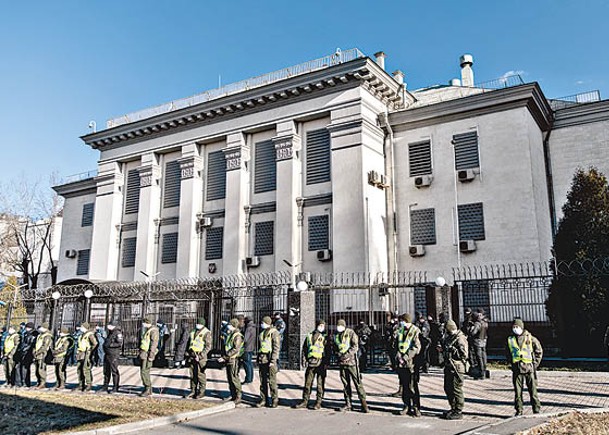 俄羅斯駐烏克蘭大使館有警員守衞。（Getty Images圖片）