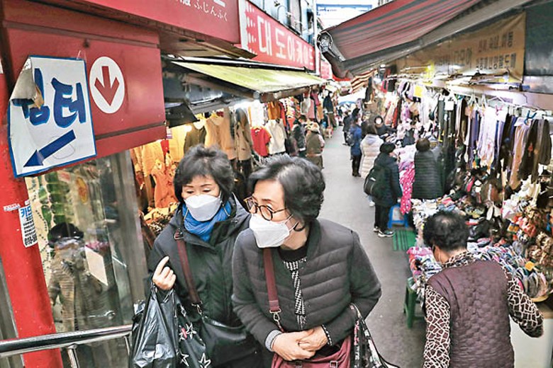 南韓疫情屢創新高，民眾外出戴口罩。
