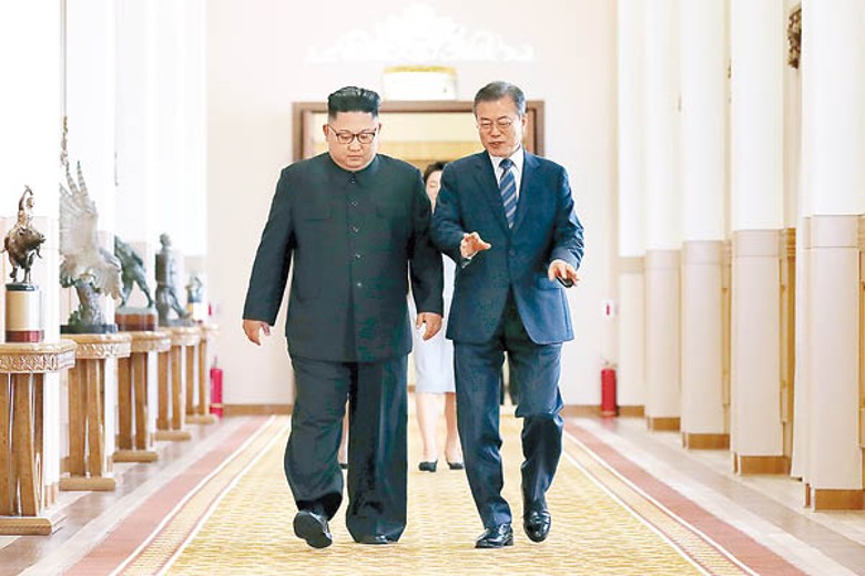 文在寅（右）與北韓領袖金正恩（左）曾會面。