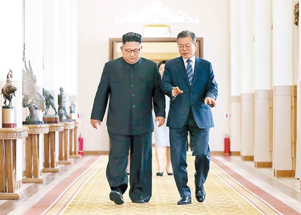 文在寅（右）與北韓領袖金正恩（左）曾會面。
