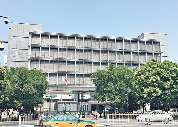 日本駐華大使館有人員一度被中方扣留。