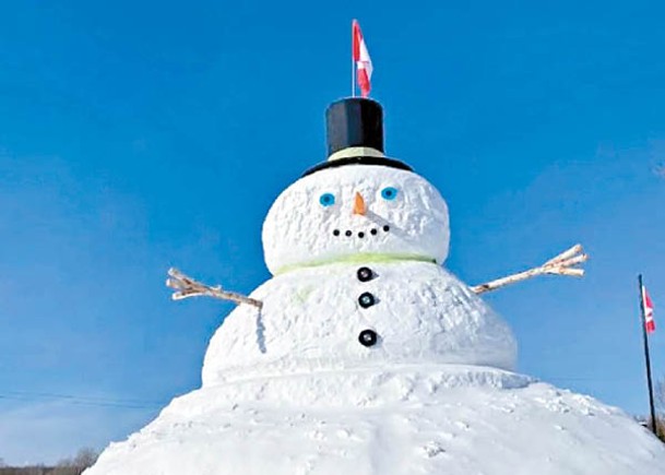 加拿大砌  13米高雪人