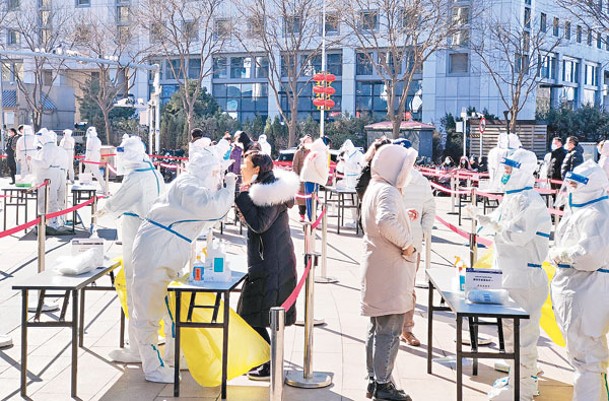 北京：防疫人員為市民進行檢測。（中新社圖片）