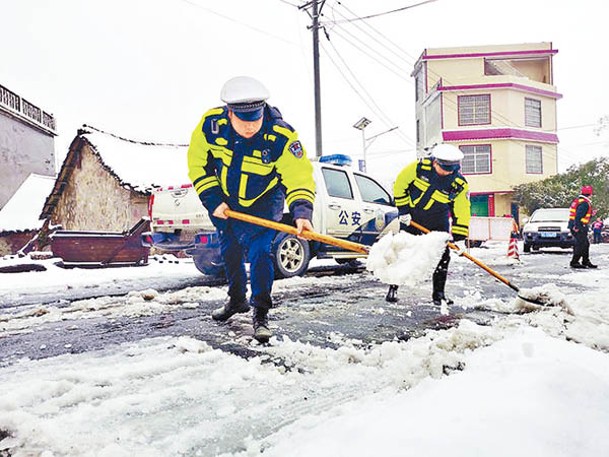 廣西：有警員在街道清理積雪。