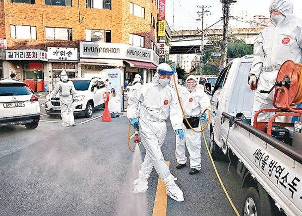 首爾防疫人員嚴陣以待。（Getty Images圖片）