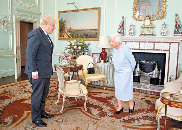約翰遜（左）多次獲英女王（右）接見。（Getty Images圖片）