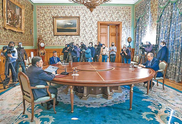 拉夫羅夫（前右）與烏克蘭東部親俄領袖會面。