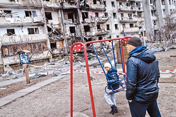 基輔有住宅在俄軍空襲下受損。（Getty Images圖片）