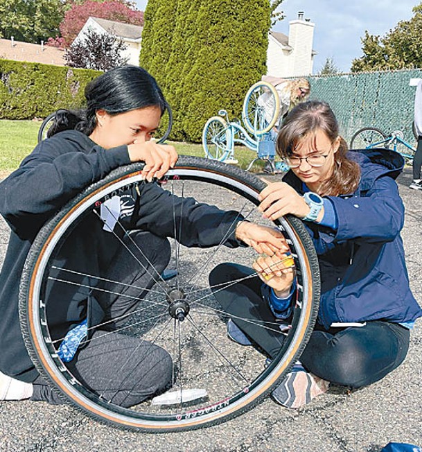 女童在課中學到單車維修技巧。