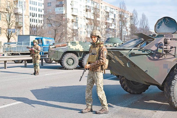 烏軍士兵在基輔街頭戒備。（Getty Images圖片）