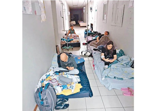 哈爾科夫一家醫院有病人棲身在走廊上。
