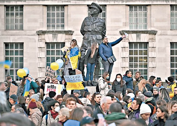 倫敦：示威者在倫敦首相府外聚集。（Getty Images圖片）