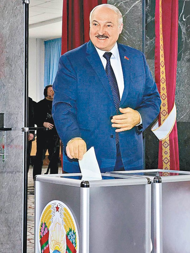 盧卡申科在明斯克票站投票。（Getty Images圖片）