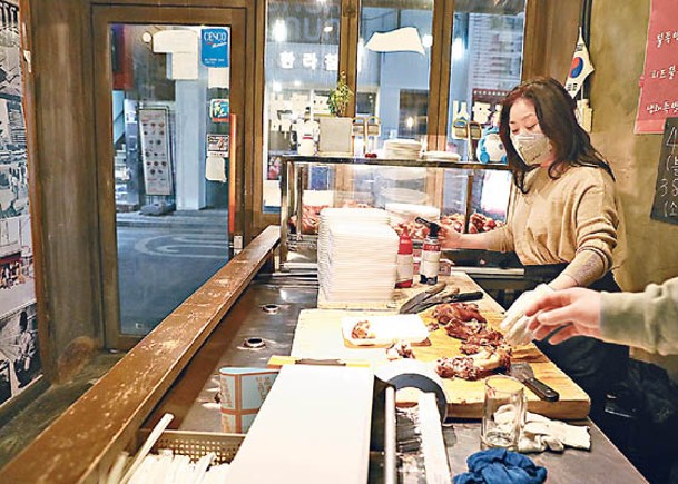 南韓餐廳等場所暫停疫苗通行症措施。（Getty Images圖片）