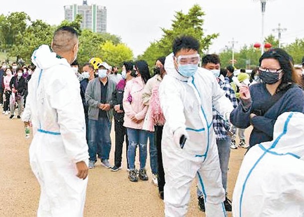 廣東爆疫，大批民眾排隊等候接受檢測。