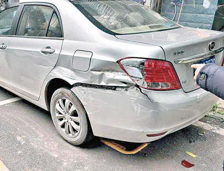 奪命車禍中，有私家車受損。