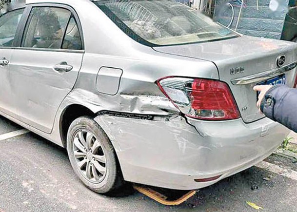 奪命車禍中，有私家車受損。
