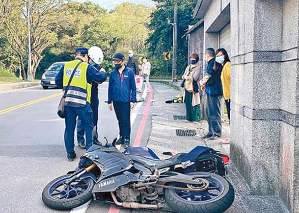 電單車倒臥路面。（中時電子報圖片）
