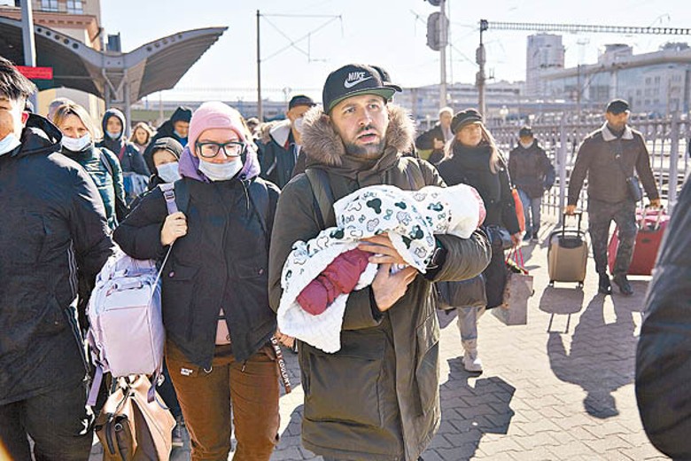 身處基輔的外國人紛撤走。（Getty Images圖片）
