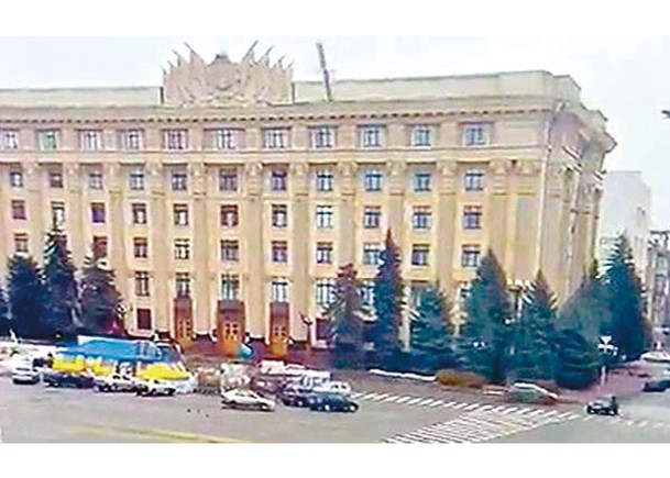 哈爾科夫政府大樓遭導彈攻擊前有汽車聚集。