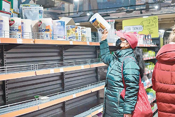 基輔民眾在超級市場搶購物資。<br>（Getty Images圖片）