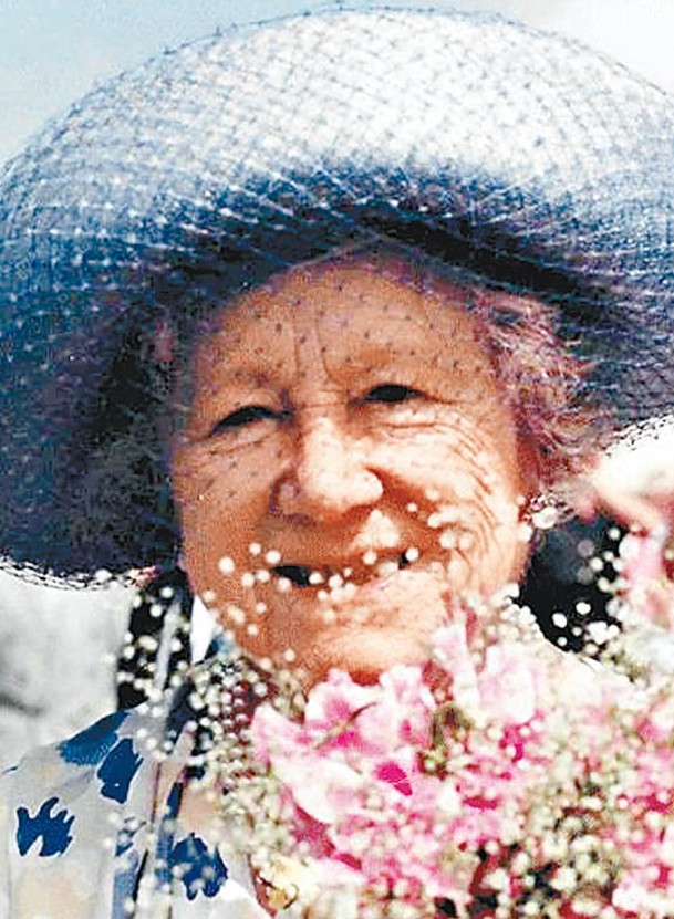 傑克遜拍攝過手捧鮮花的伊利沙伯王太后。