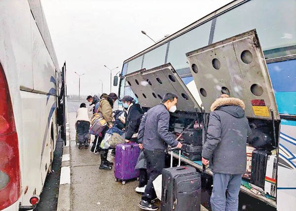 大批滯留在烏克蘭的華僑獲安排專車接送離開。