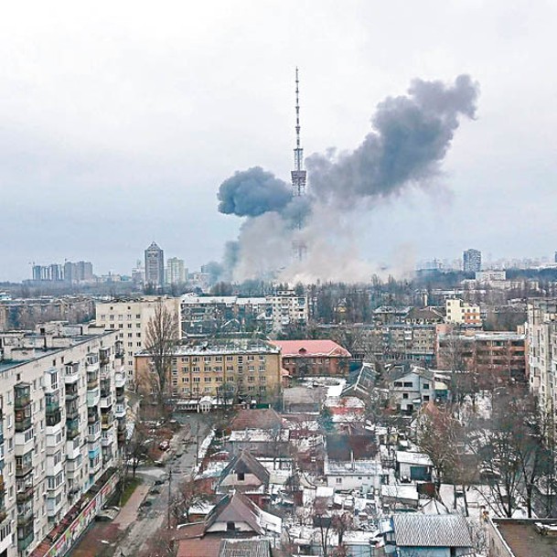 電視塔被擊中後冒起的濃煙升至半空。