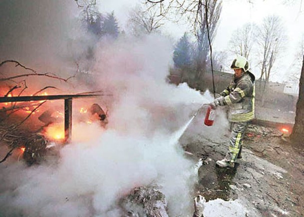 基輔消防人員到場撲救受導彈襲擊影響的地區。