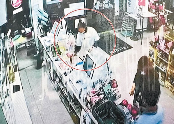 陳女（紅圈示）案發後被拍到在便利店購物。
