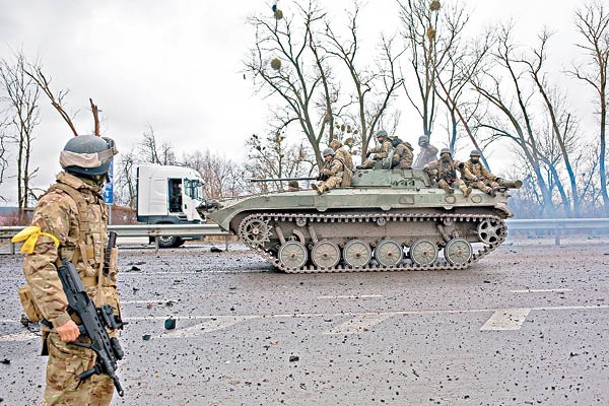 烏軍裝甲運兵車經過基輔西部。（Getty Images圖片）