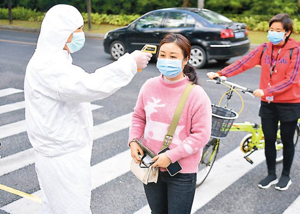 深圳防疫人員為市民探熱。