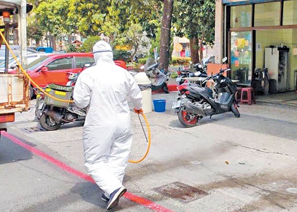 高雄防疫人員在街頭消毒。