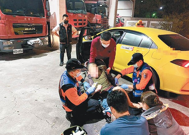 李男獲消防局救護員急救。