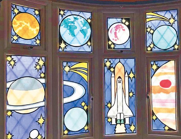 以太空為主題裝飾的玻璃窗。