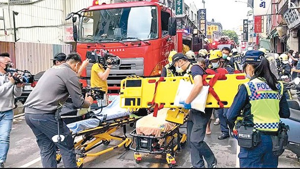 消防員到場將傷者送往醫院治理。