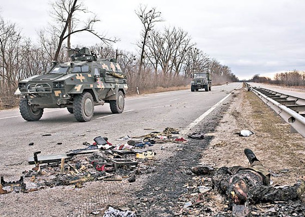 烏軍裝甲車駛經基輔外圍。