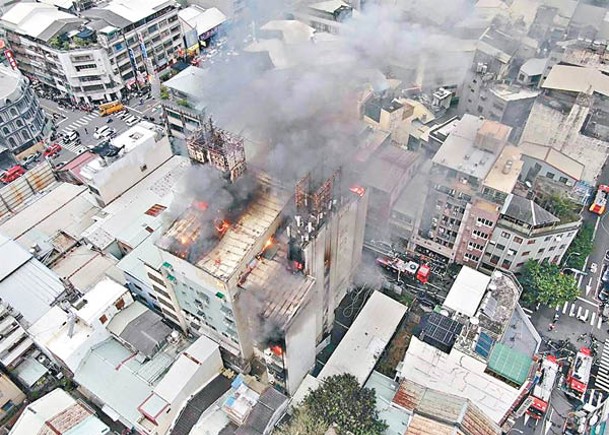 大火發生時，大樓冒出滾滾濃煙。（中時電子報圖片）