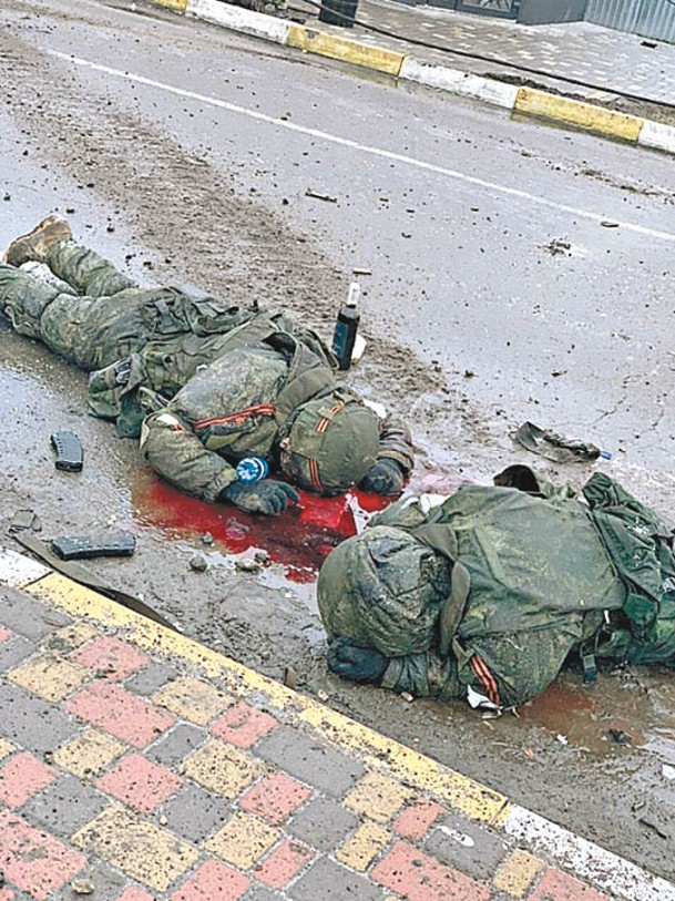 俄軍傘兵伏屍基輔市郊。