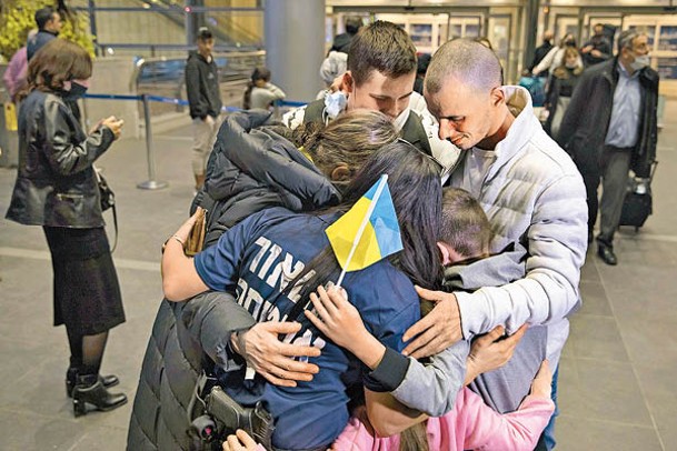 烏克蘭人抵達以色列後與家人相擁。