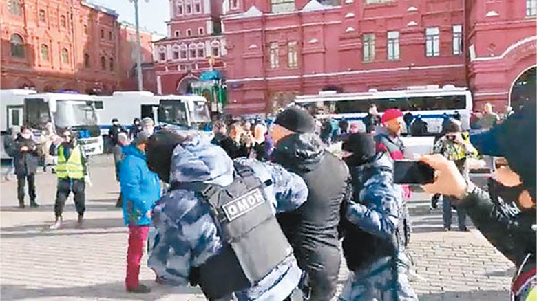 聖彼得堡警員制服示威者。