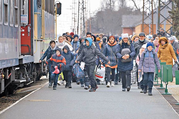 大批烏克蘭難民逃至匈牙利。（Getty Images圖片）