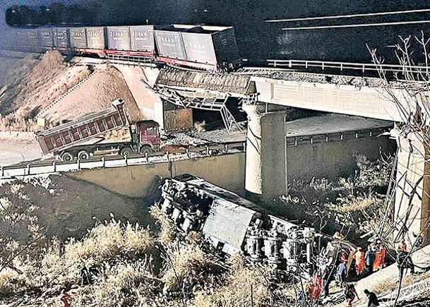 泥頭車撞橋  火車墜河困3人