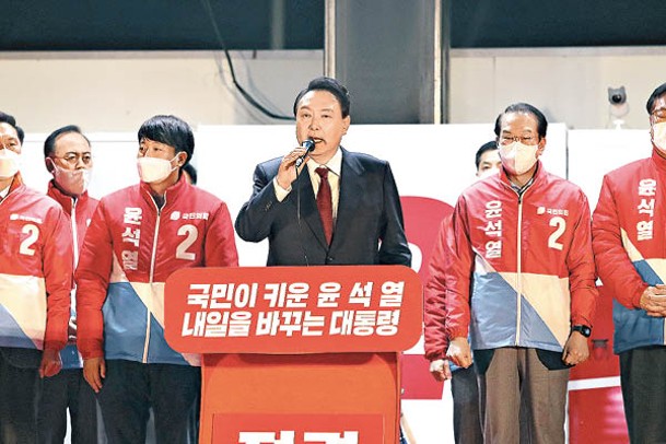 尹錫悅（中）上任後面對朝野新局面。<br>（Getty Images圖片）